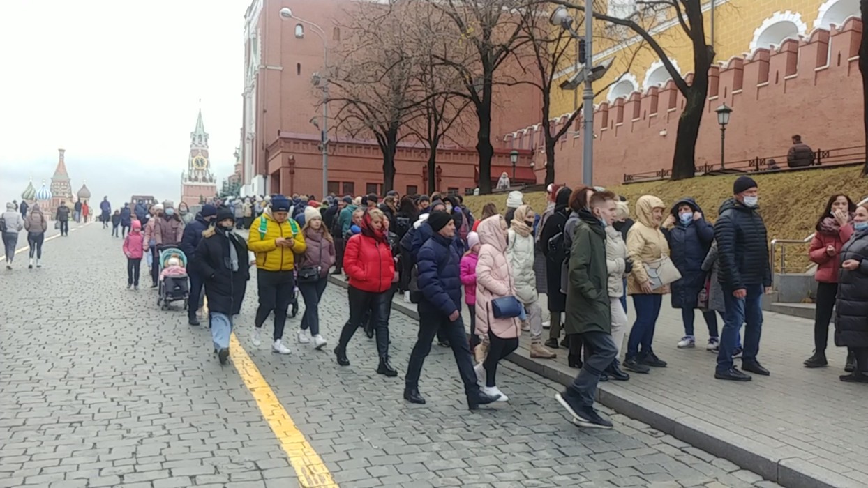 Женомироносец праздник 2024. Очередь в мавзолей Ленина. Москва мавзолей Ленина очередь. Очередь к мавзолею Ленина 1924. Очередь в мавзолей в Москве 1990 год.