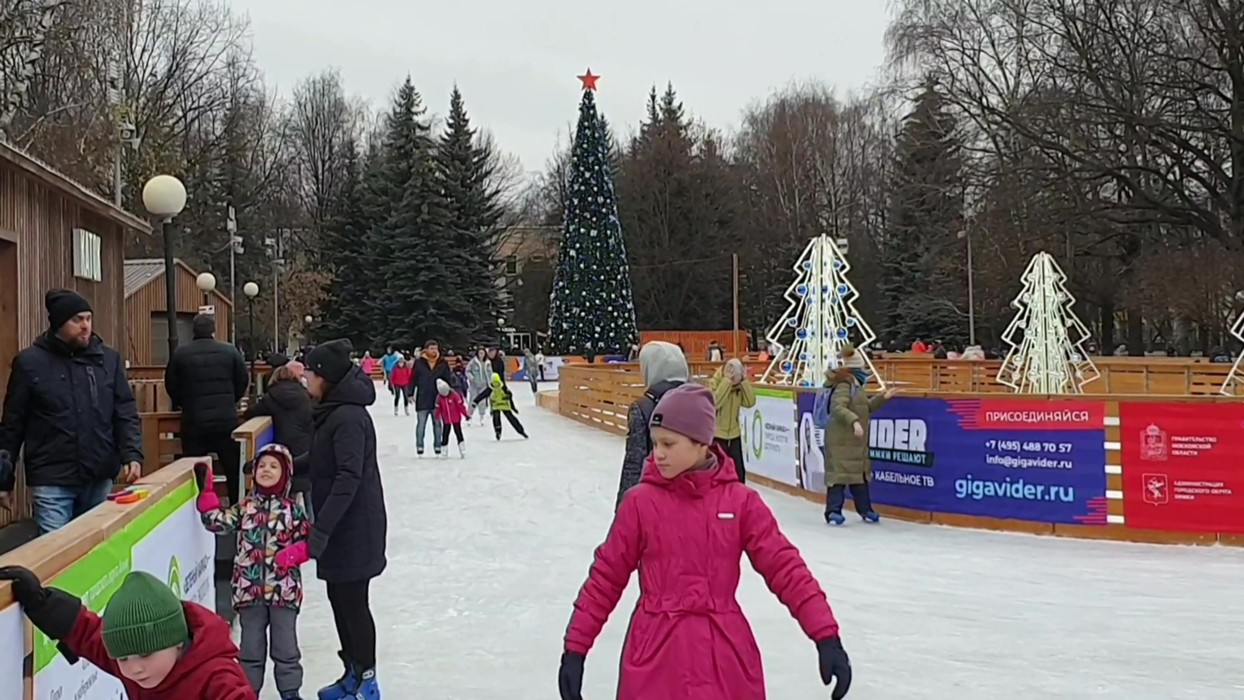 Каток серпухов. Каток в Подмосковье. Катки Подмосковья. Искусственный каток Подмосковье. Новый год в Подмосковье.