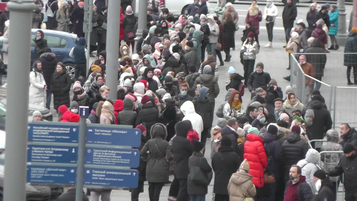 Очередь в театр. Очередь в большой театр. Очередь в кассу большого театра. Очередь за билетами в большой театр на Щелкунчика. Очередь в большой театр на Щелкунчика.