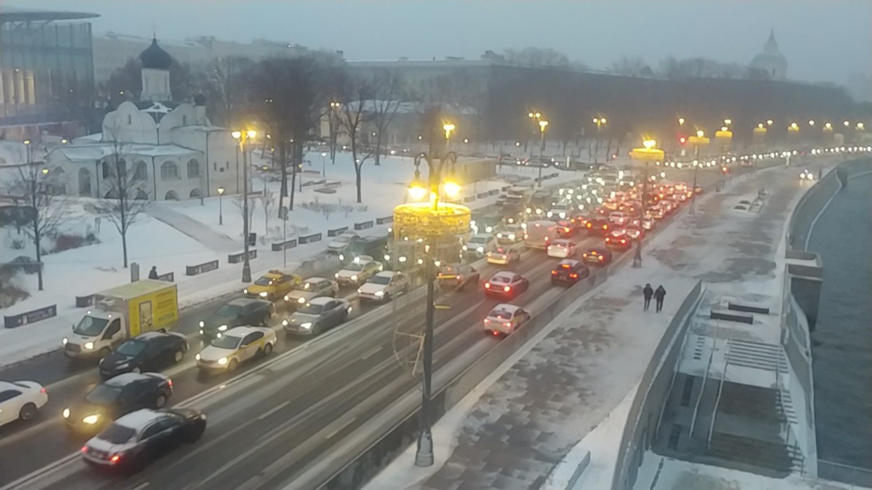 Москву засыпает снегом сегодня