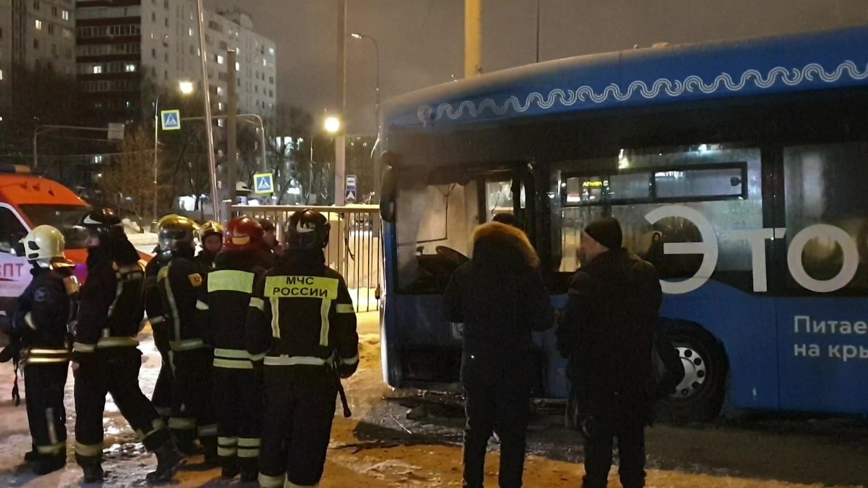 Стрелявший в бибирево. Электробус пожар. Электробус загорелся в Москве. Сгорел электробус Бибирево. Сгорел электробус в Москве.