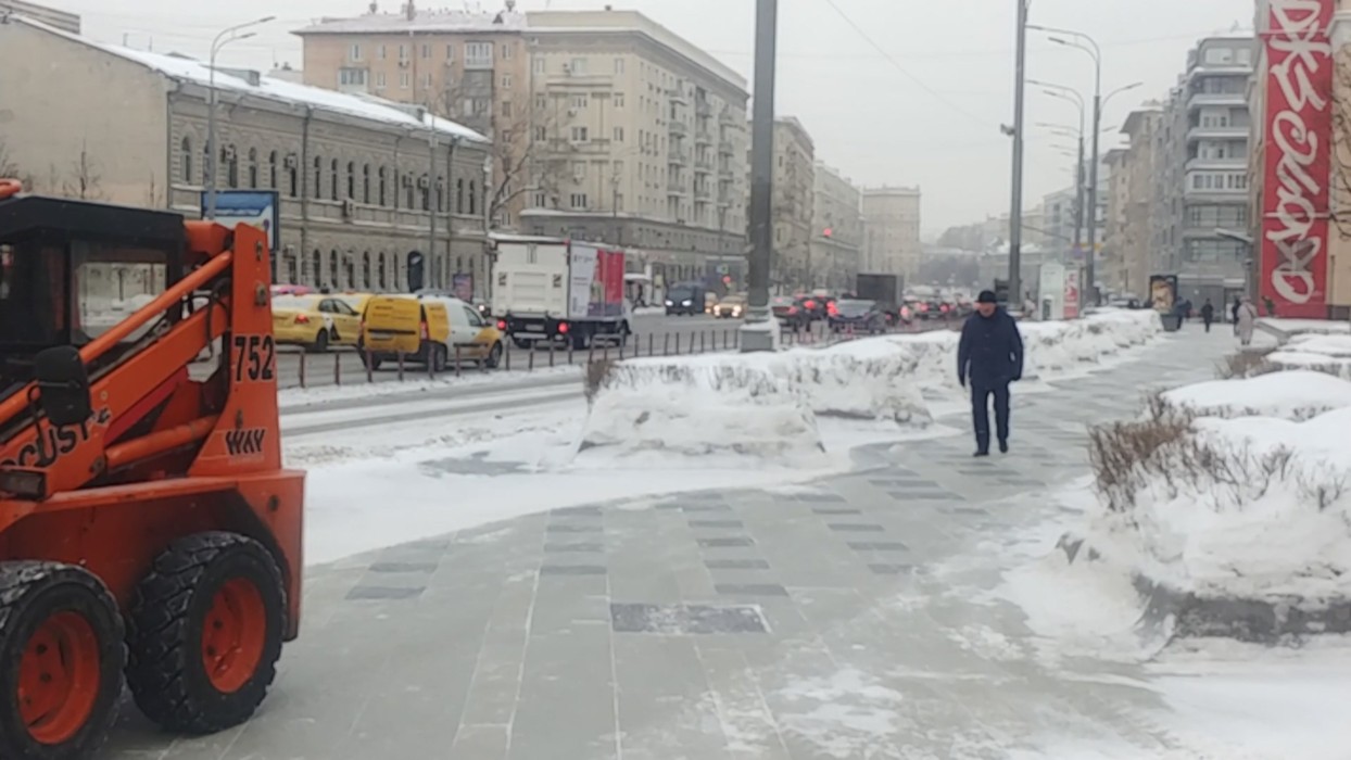 Уборка снега в москве. Колонна снегоуборочной техники МКАД. Уборка снега. Сугробы в Москве. Снег в Москве.