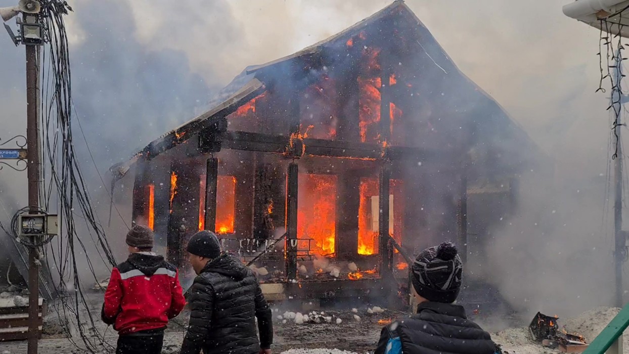 Пожар в москве сейчас 1 час назад. Дом горит. Пожар горящий дом. Пожар на Каширском шоссе. Пожар на Каширском шоссе сейчас.