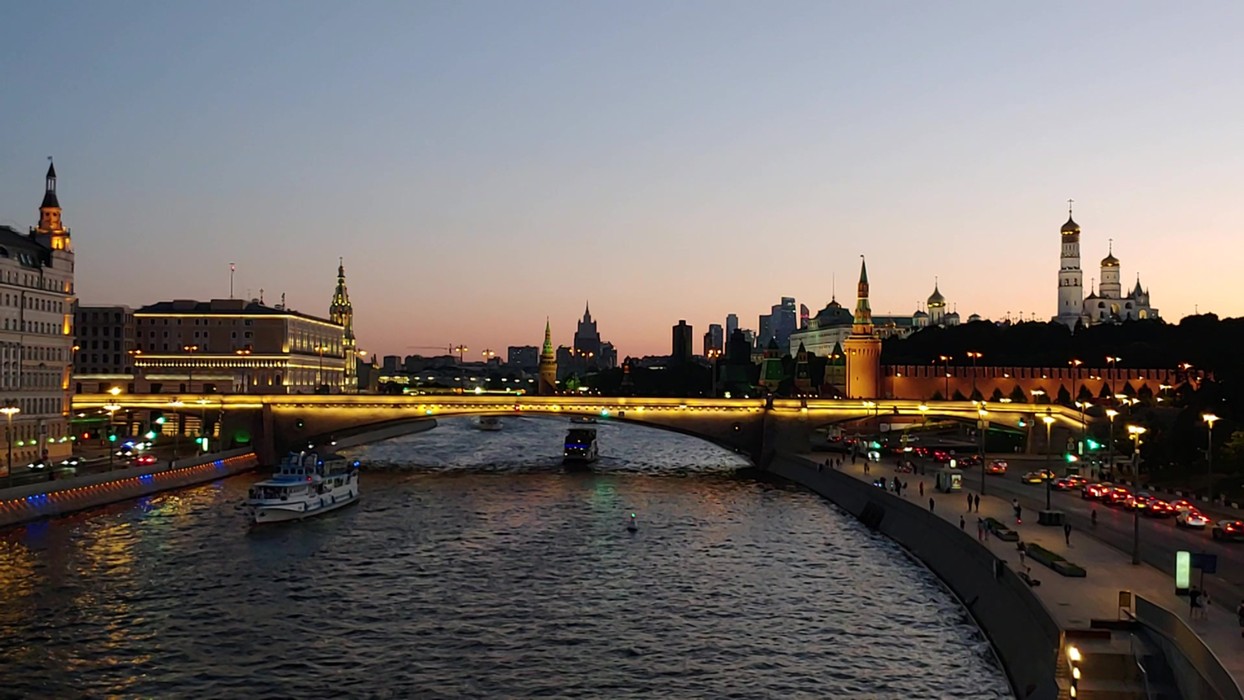 Горожаны. Москва река Зарядье. Мост Зарядье. Парящий мост в Москве. Парк Зарядье парящий мост.