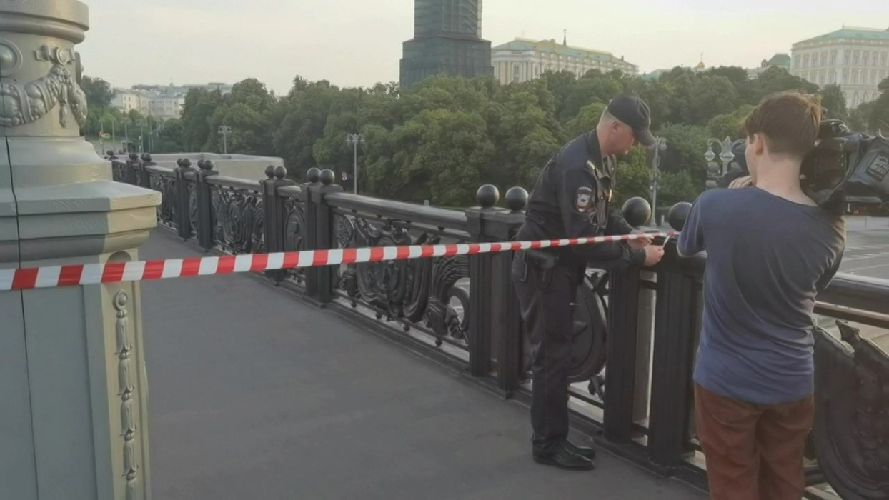 Все также по мосту колеса держали свой тяжелый лад