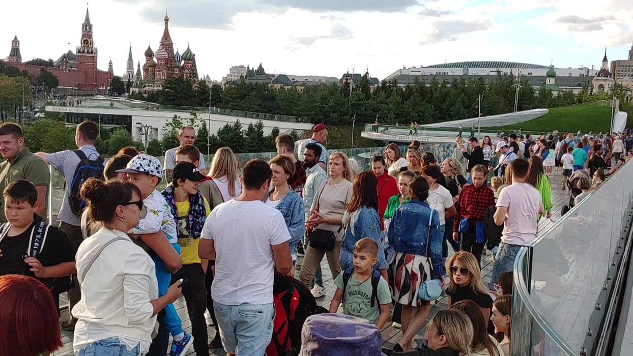 Зарядье филонов выставка. Парк Зарядье. Парк Зарядье сейчас. Парящий мост в Москве. Зарядье 3 марта 2021 флешмоб.