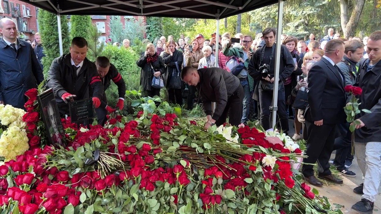 Где похоронен горбачев. Возложение цветов. Новодевичье кладбище в Москве. Новодевеческое кладбище.