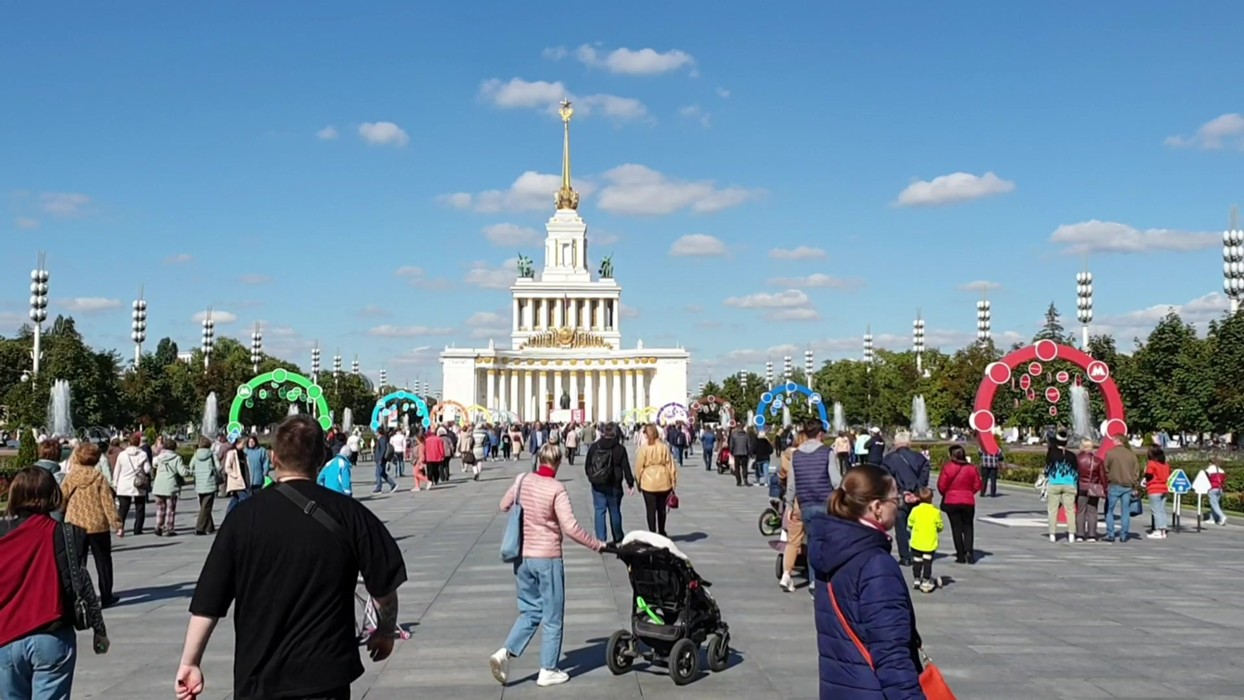 Вднх в москве 9 мая. ВДНХ В Москве. День города на ВДНХ. Парк ВДНХ 9 мая. День города фотографии.