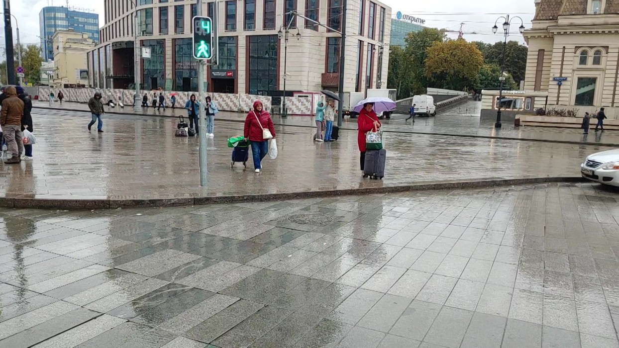 Ожидается ли дождь в москве. Дождь ливень Москва. Центр Москвы. Климат Москвы. Журналисты дождя.