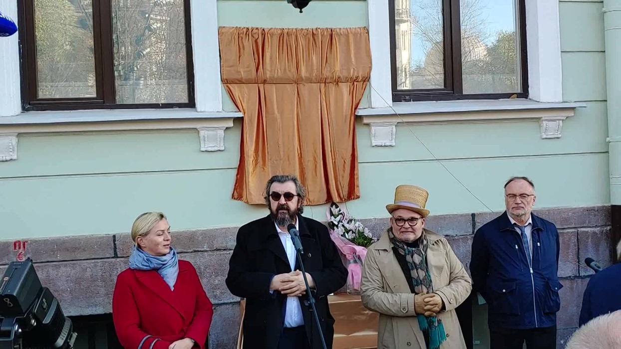 Открытие доски. Открытие доски Ламановой в Москве 14 октября. Мемориальная доска Ламановой. Мемориальная доска Туполеву в Москве.