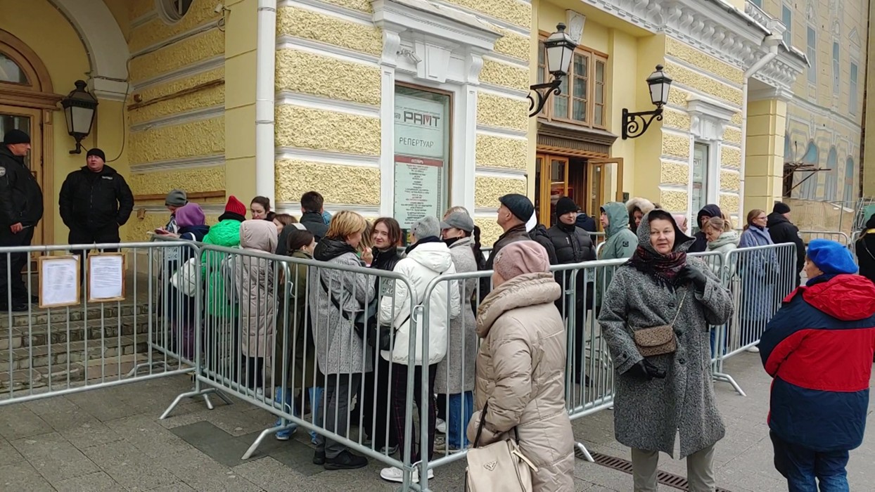 Очередь в театр. Очередь в большой театр на Щелкунчика. Очередь в большой театр. Кассы большого театра. Очередь на кассе.