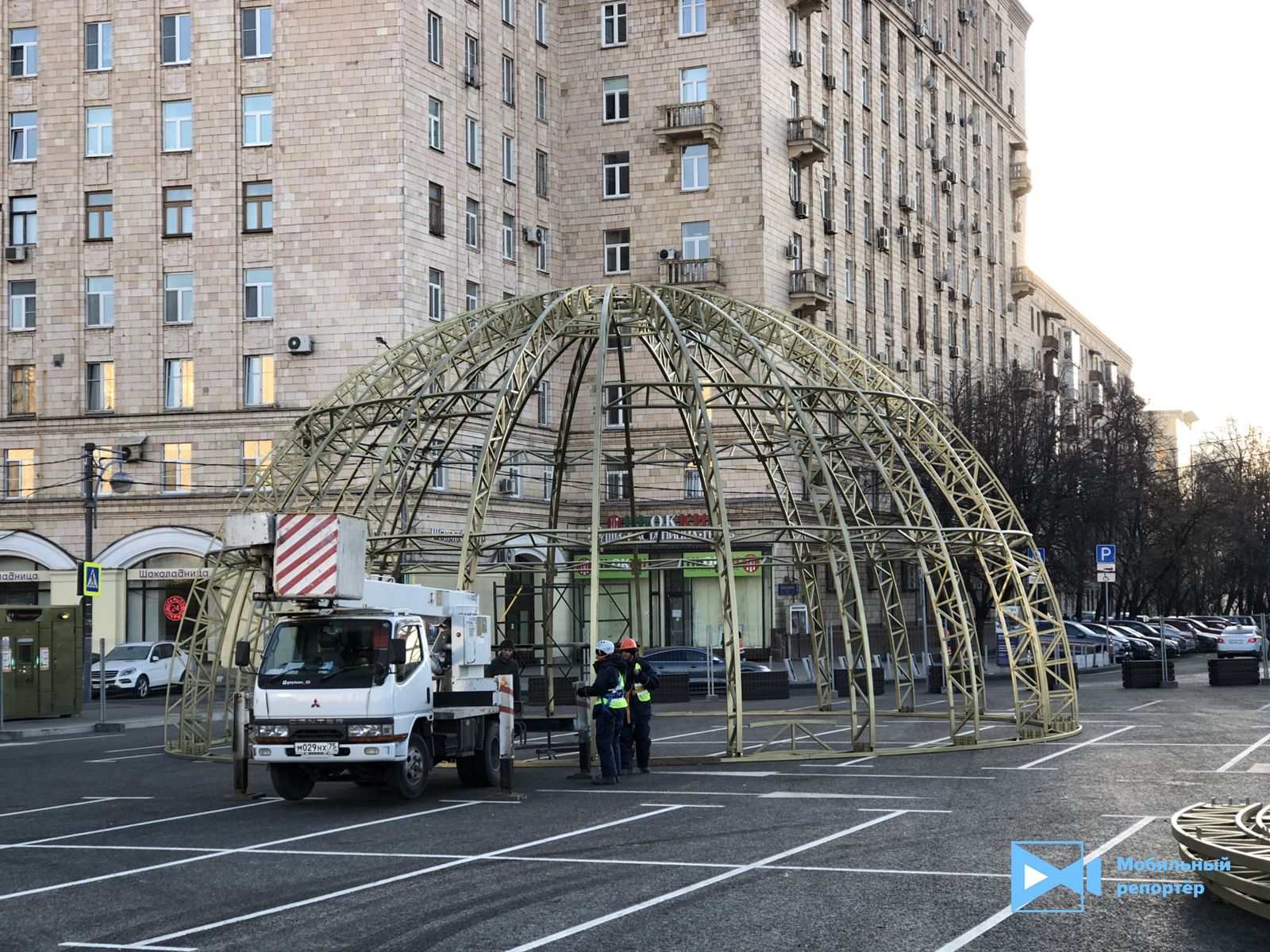 На Поклонной горе начался монтаж огромного ёлочного шара