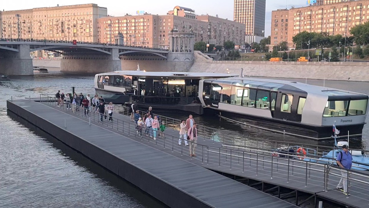 Москва река метро киевская. Причал Киевский электротрамвай. Речной электротрамвай в Москве. Причал. Москва река транспорт.