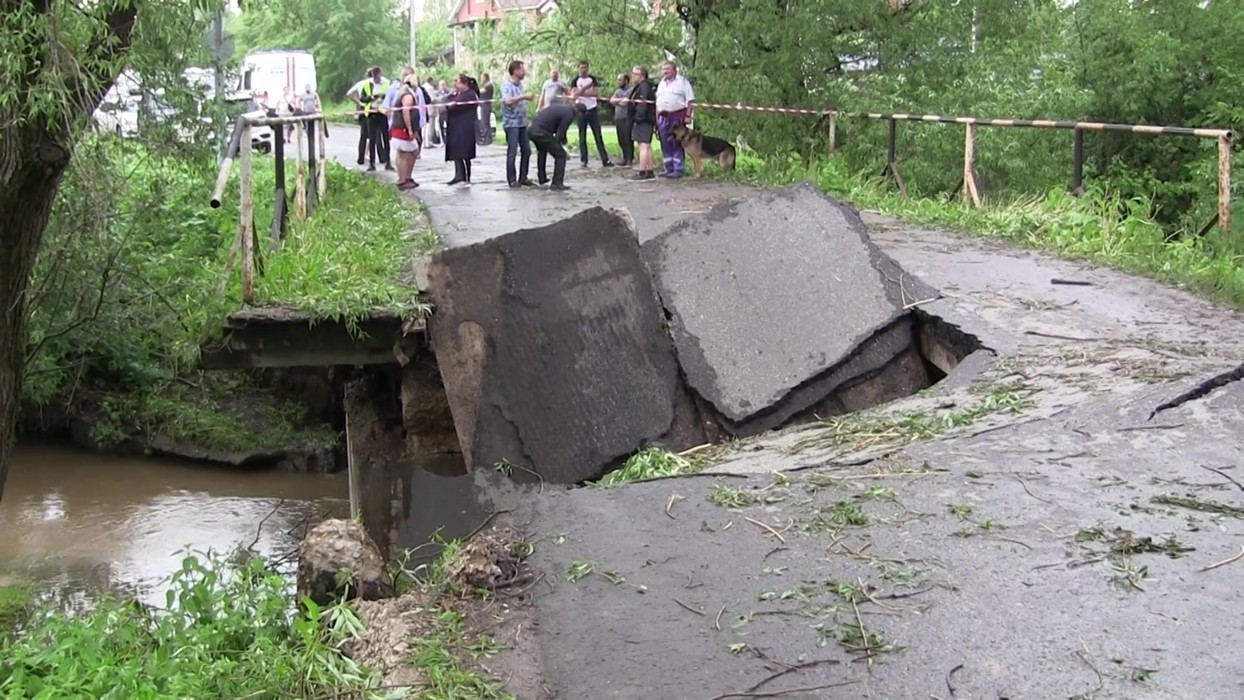 В Москве обрушился автомобильный мост через реку Незнайка