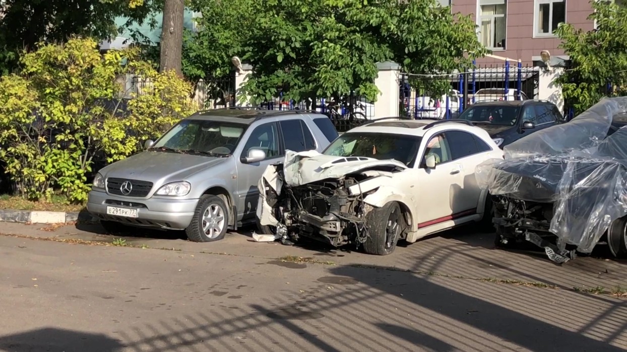 Разбитые машины на стоянке. Парковка разбитые авто. Стоянка разбитых автомобилей. Разбитая машина Инфинити.