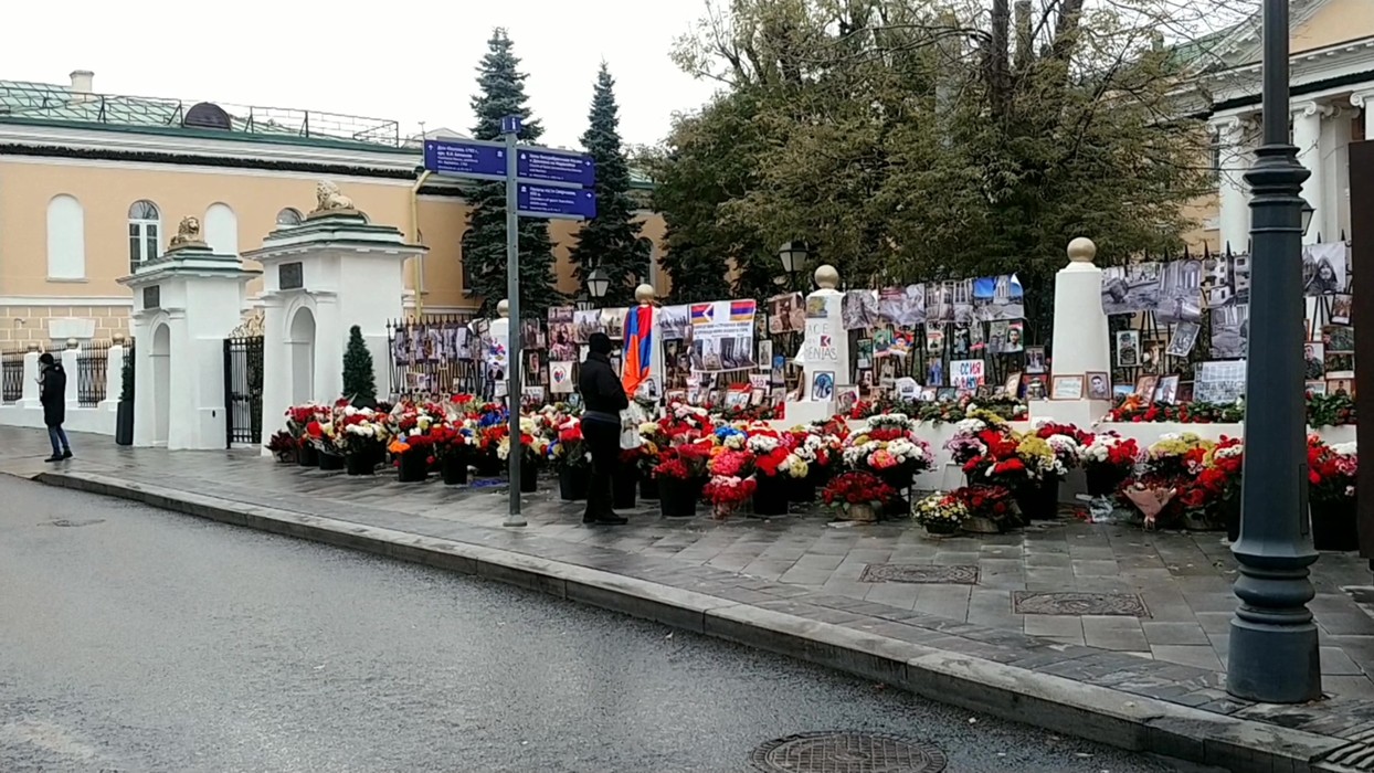 Посольство армении адрес. Армянское посольство в Москве. Армянский переулок 2 посольство Армении. Армянски ПАСОЛСТВА Москве. Мемориал у посольства.