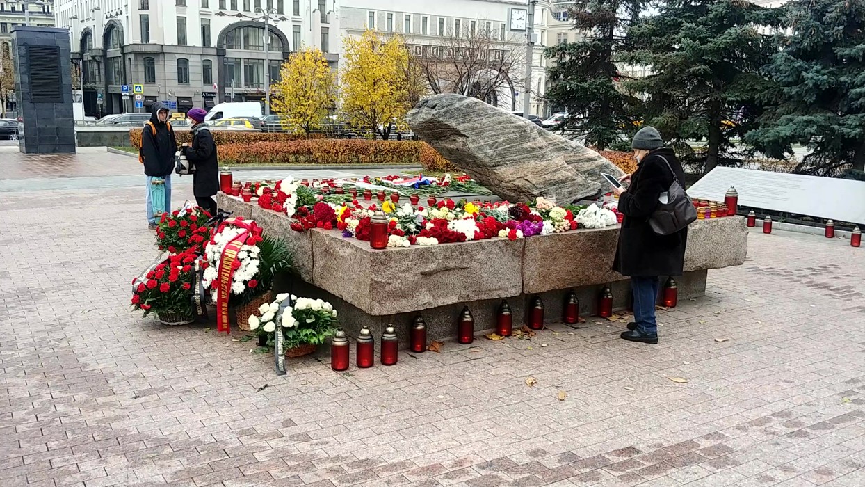 Октября 1990. Площадь Лубянка Соловецкий камень. Соловецкий камень в Москве. Соловецкий камень 1990. Соловецкий камень у политехнического музея в Москве.