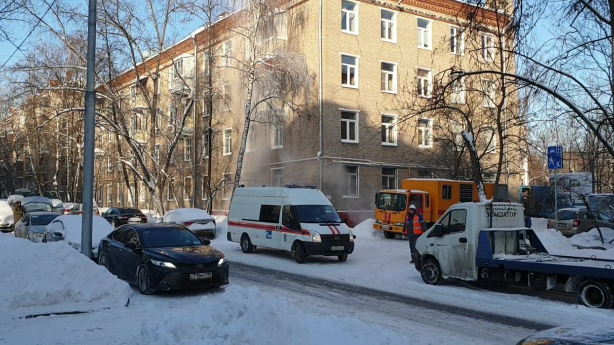 Женская консультация новомихалковский проезд 6. Прорыв трубы в Москве. Аварийная служба Москва САО. Аварийные комбинатов. Прорыв трубы в Москве в доме.