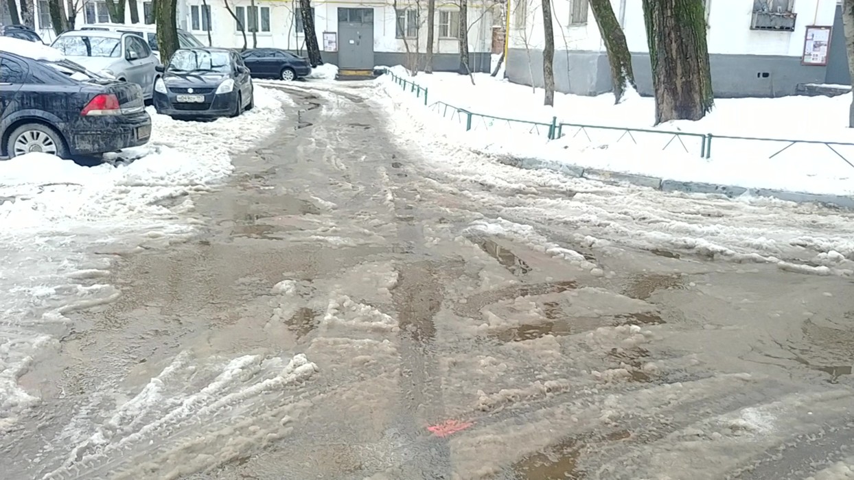 Под резкого. Ледяная колея во дворах. Лужи зимой резкое потепление. Система таяния снега во дворе. Ледовые колеи во дворе.