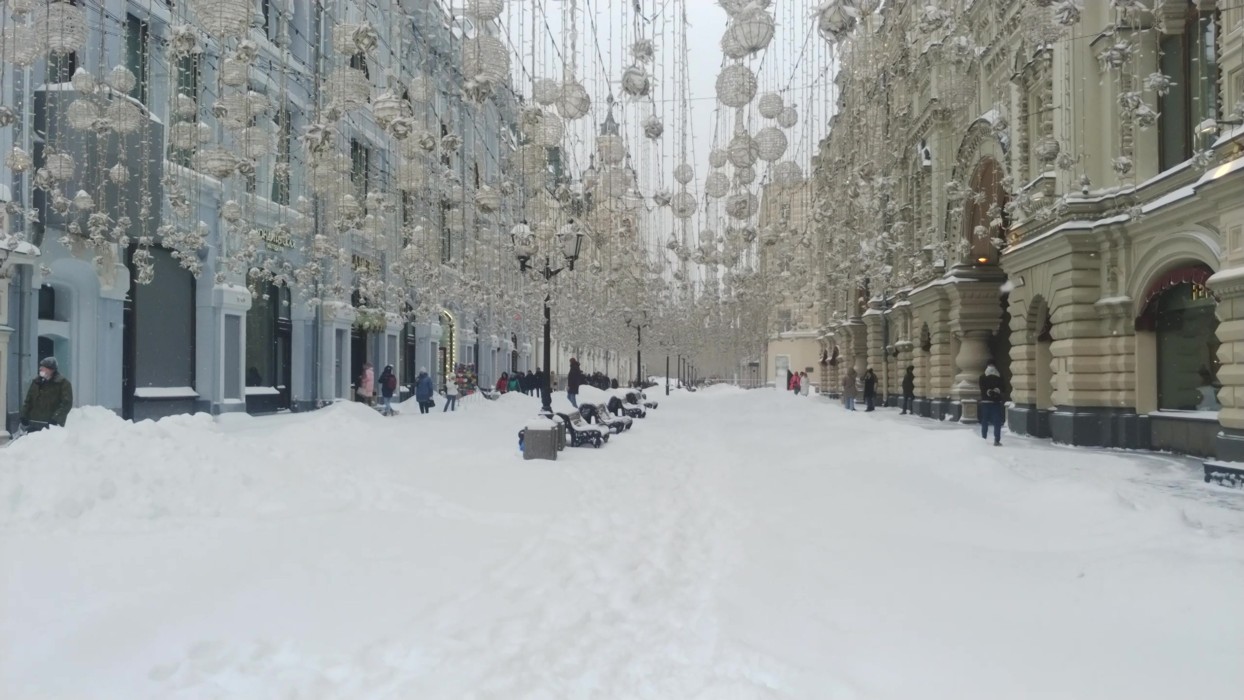 Фото зимы в москве сейчас. Никольская улица в снегу. Никольская зима 2022. Никольская зима 2021. Никольская улица зима 2021.