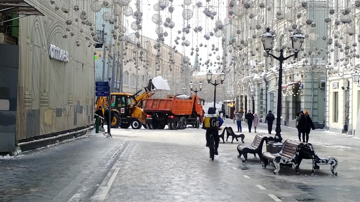 Москву не убирают. Никольская улица в снегу. Москва Никольская улица снег. Уборка снега Москва 2019. Уборочная техника ЦАО.