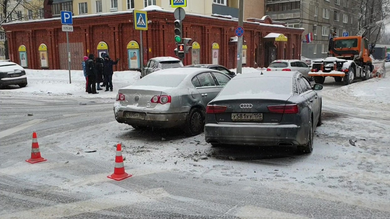 Происшествия свао москва. Авария с участием 3 машин на улице Октябрьская 2021.