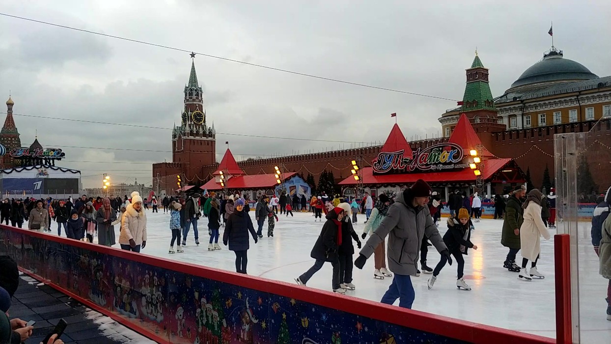 Каток на площади москва. ГУМ-каток Москва 2022. ГУМ каток 2022. Московский каток на красной площади. Монтаж катка на красной площади 2022.