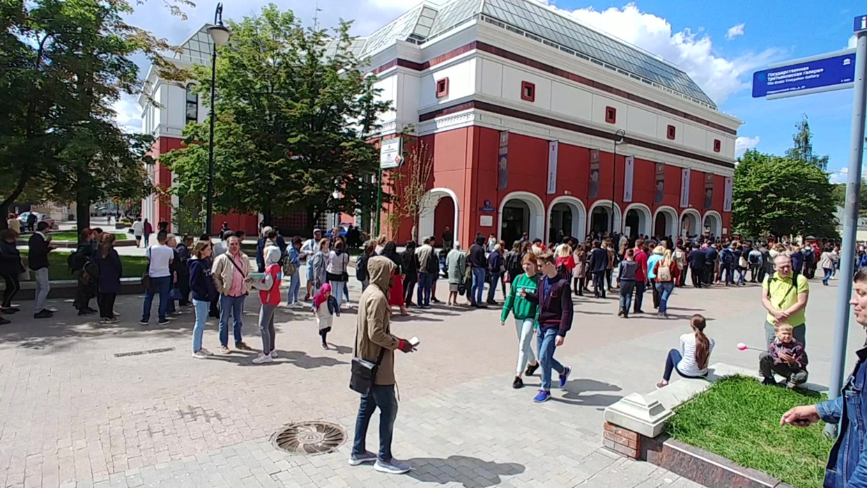 Галерея сегодня. Очередь в Третьяковскую галерею. Очередь музей Третьяковки. Очередь в Третьяковку Москва. Выставка в Третьяковке очереди.