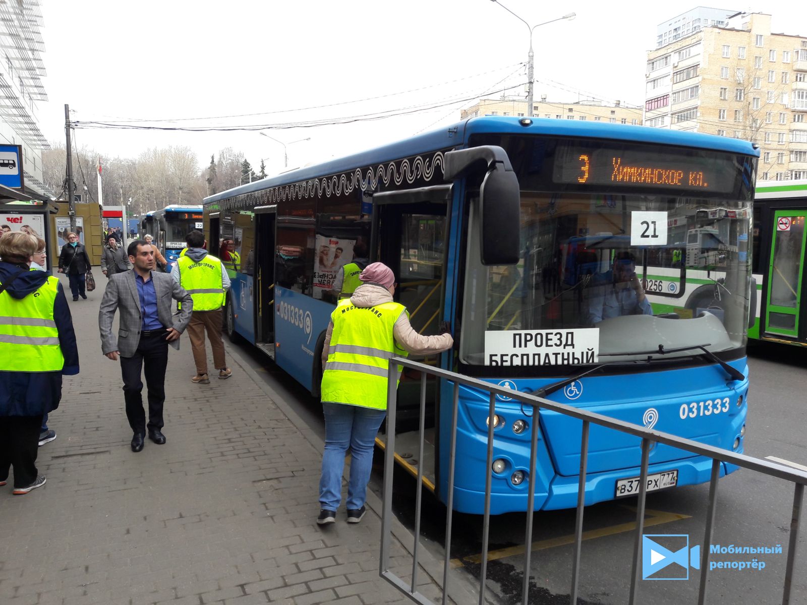 24 автобус бесплатный. Автобус. Общественный транспорт Москвы. Автобус до кладбища. Кладбище автобусов.