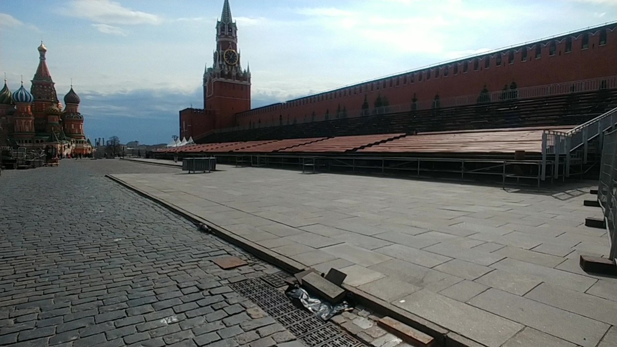 Выставка техники в москве на красной площади. Москва красная площадь монтировать. Железки на красной площади. Мобильный репортёр на красной площади. В Москве на красной площади установили большой бассейн.