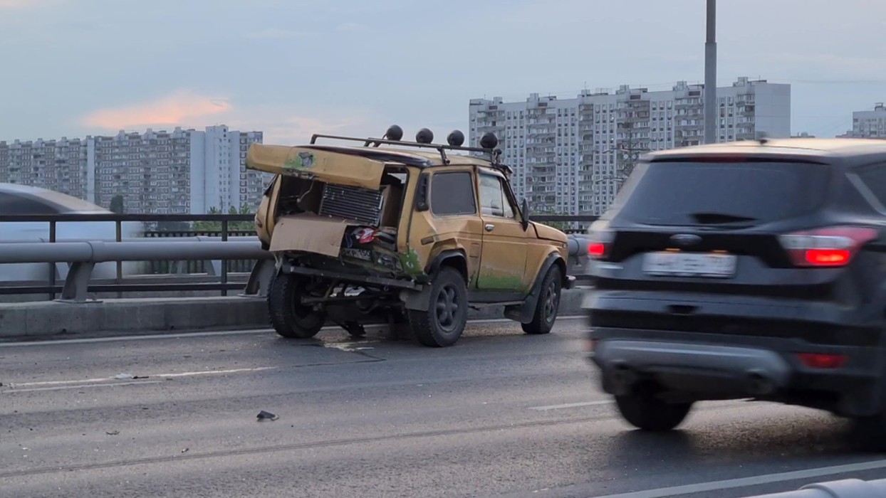 Все также по мосту колеса держали свой тяжелый лад