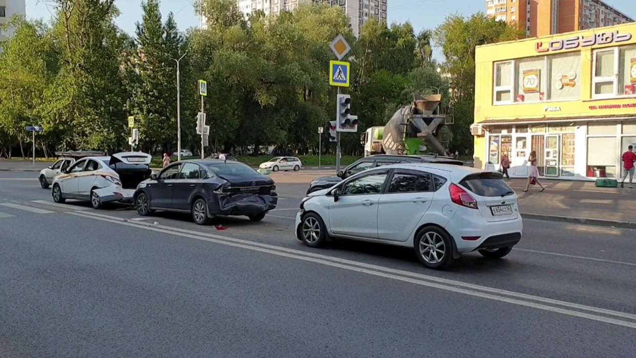 Док авто москва бескудниковский бульвар. Аварии на Бескудниковском бульваре 2021. ДТП С участием четырех машин 23 октября на Бескудниковском бульваре. ДТП на Бескудниковском бульваре. Авария на Бескудниковском бульваре вчера.