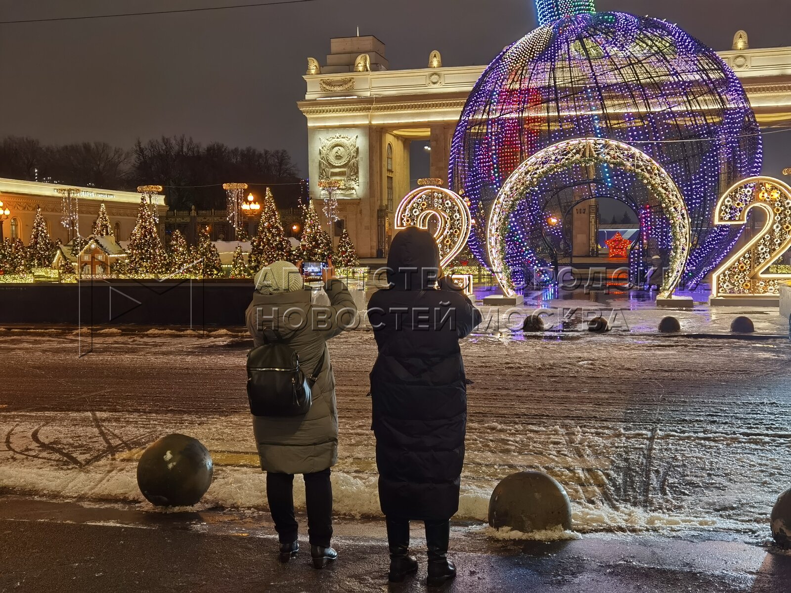 Открытие парка горького 2024. Парк Горького Москва новогодний. Парк Горького Москва 2024 новый год. Новогодняя Москва. Москва украшена к новому году.