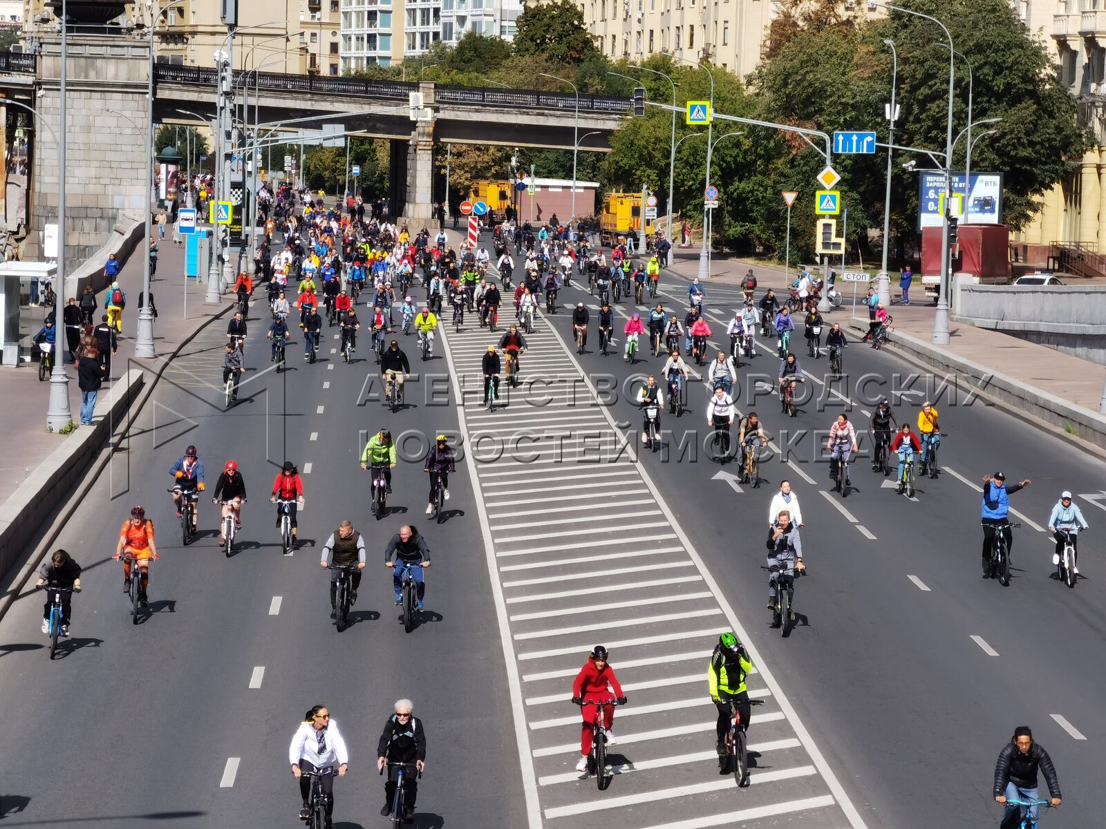 Московские движения. Город в движении. Велосипедист в городе. Набережная Москва.