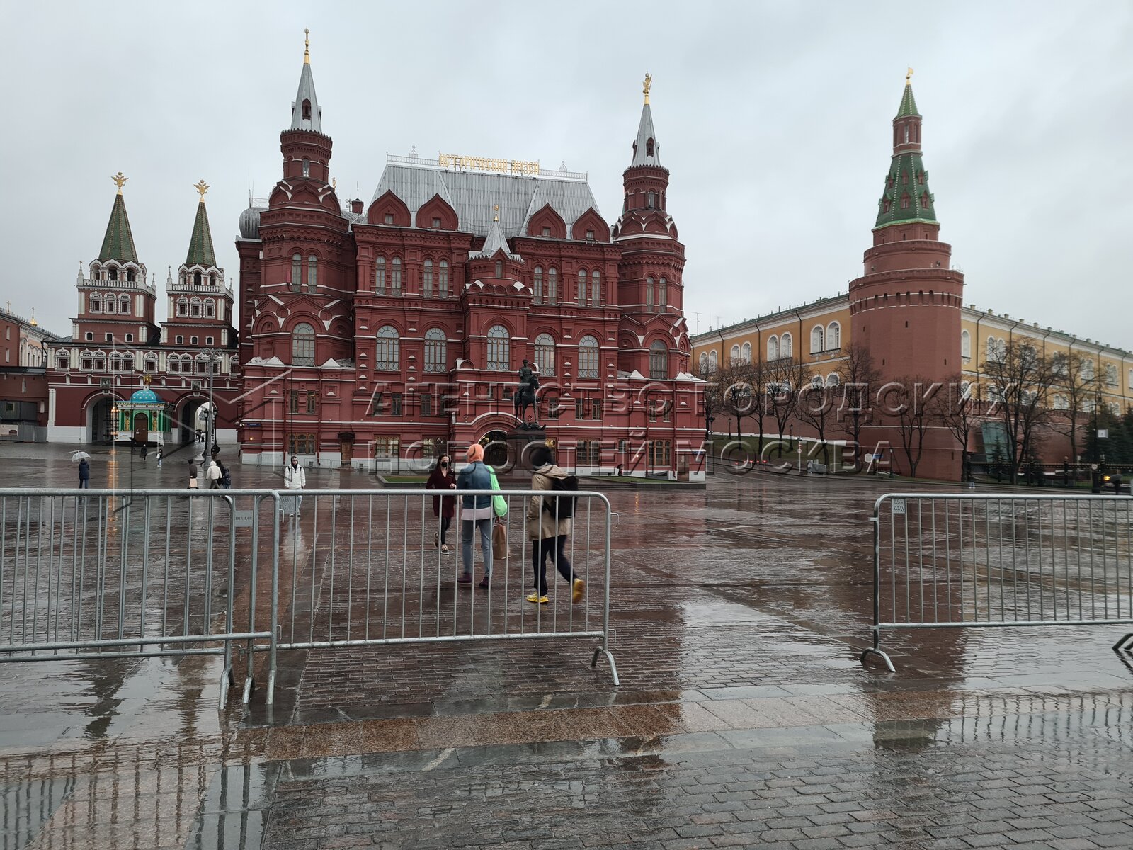 Манежная площадь москва. Манежная площадь 208. Ограда вокруг Манежной площади. Харм на Манежной площади. Перекрытия торгового центра на Манежной площади в Москве.