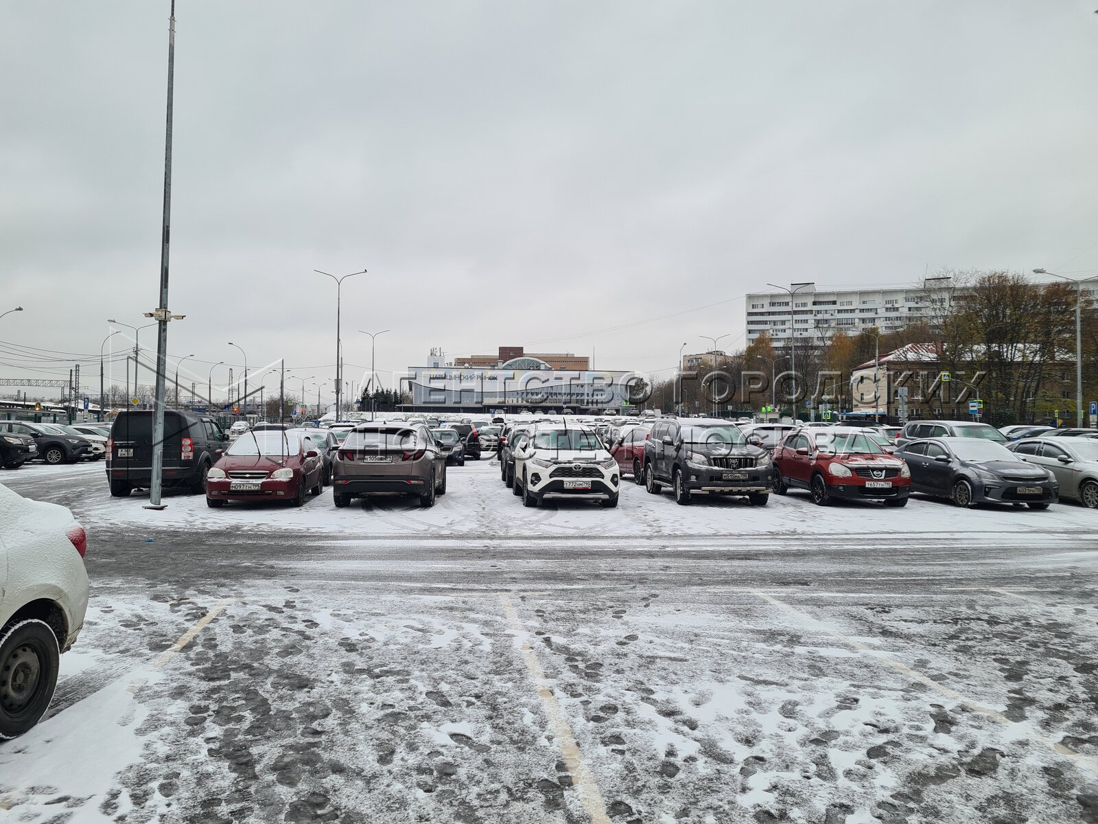 Автостоянки юао. Снежный Саранск. Февраль Саранск. Снегопад в пасмурный день.