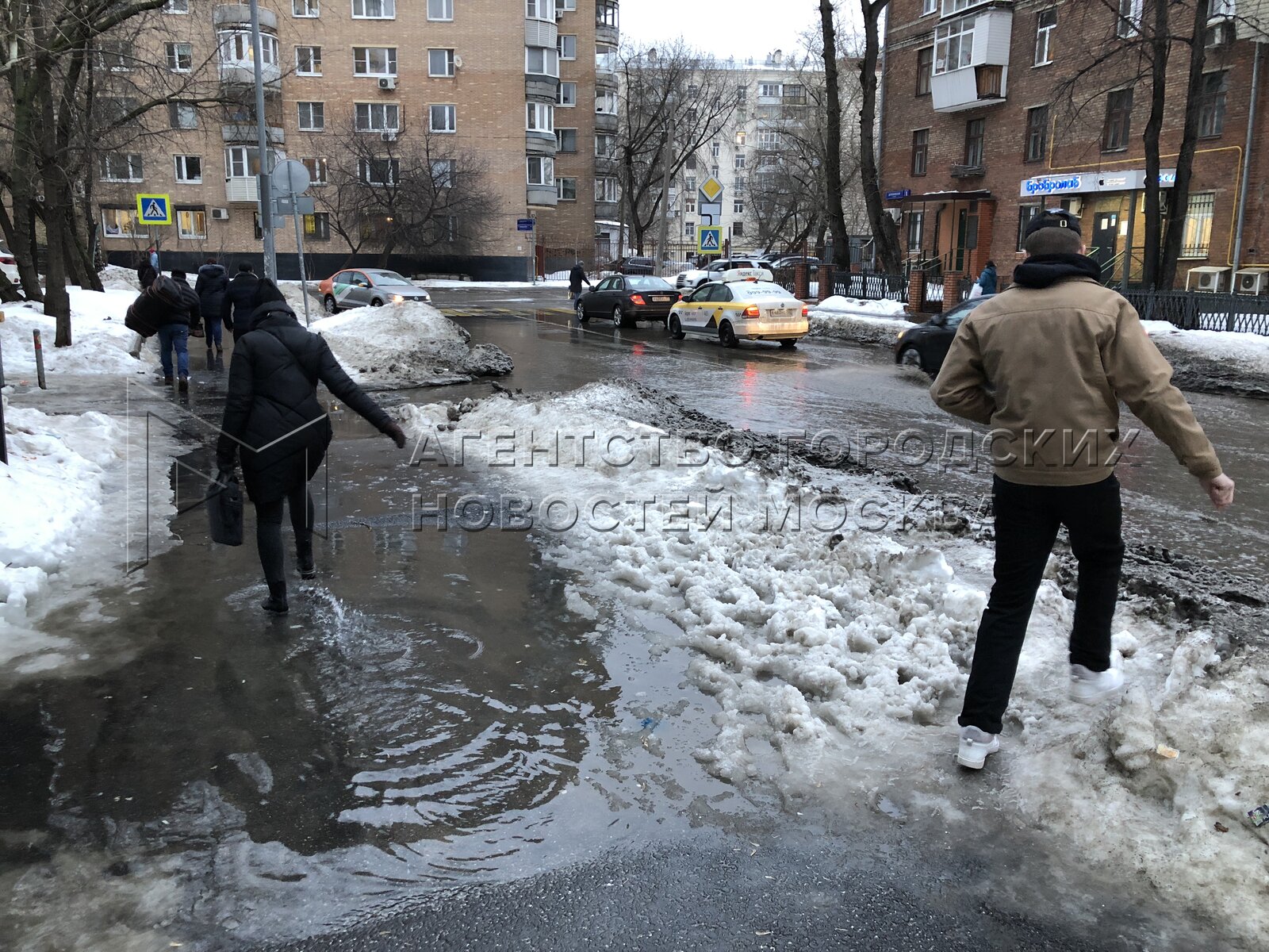 Тает г на на. Слякоть в Москве. Тает снег в Москве. Слякоть на дороге. Слякоть на улице.