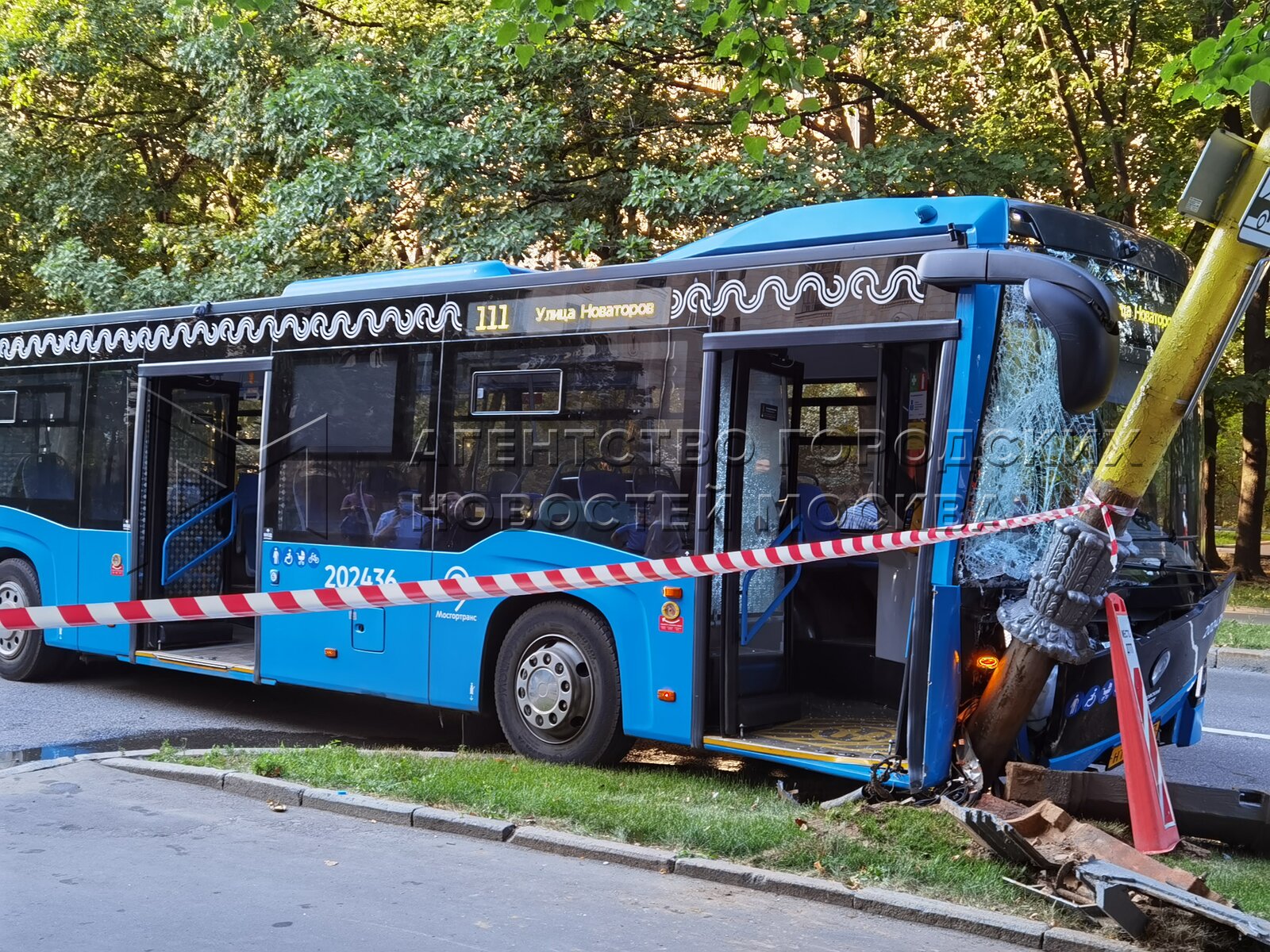 Университет автобусы. Люди в автобусе. Мобильный автобус. Общественный транспорт Москвы. Автобус 18.