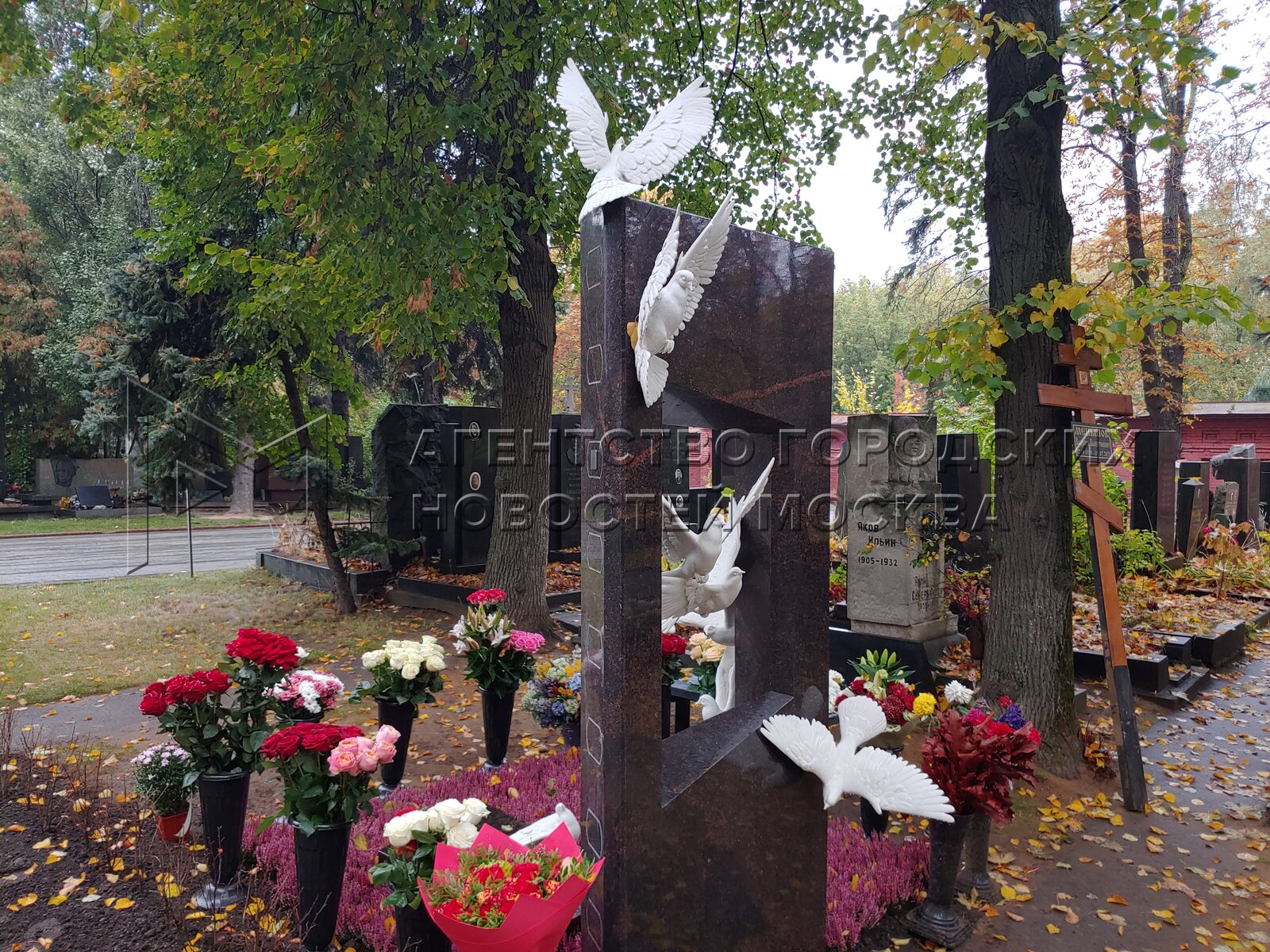 Памятник владимиру меньшову на новодевичьем кладбище фото Памятник владимиру меньшову на новодевичьем кладбище - фотосток PhotoPrague.ru