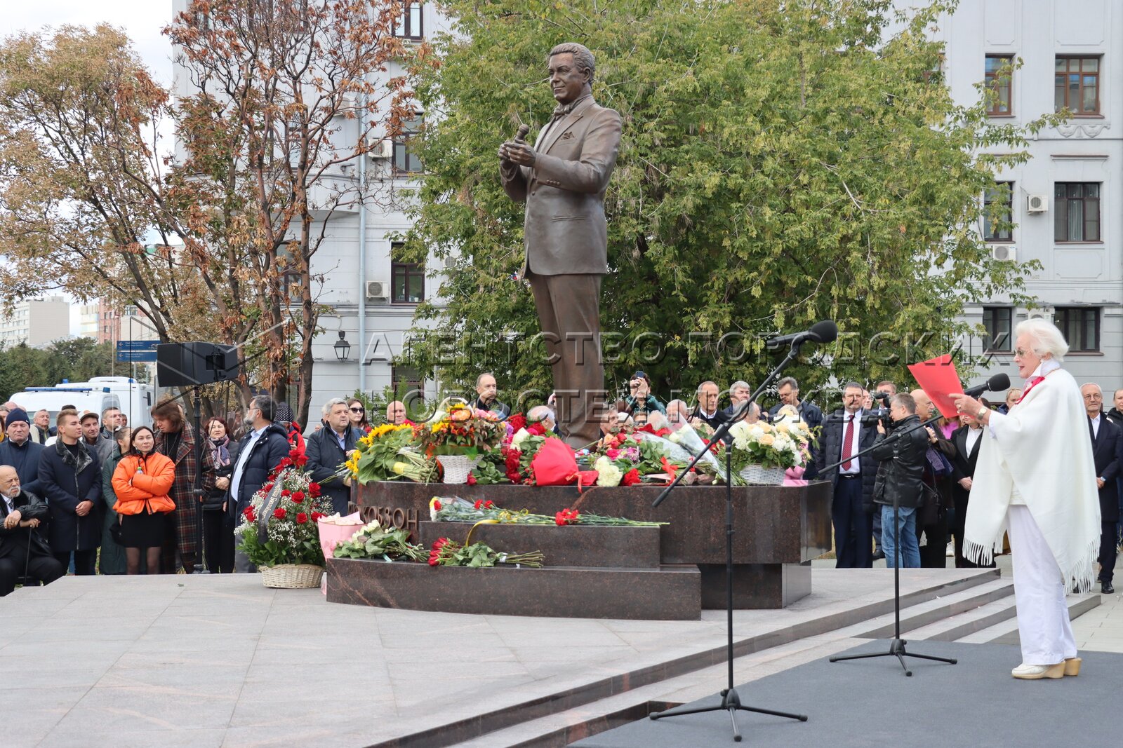 Открытие памятника видяеву. Оружейный переулок памятник Кобзону. Памятник Иосифу Кобзону в Москве. Памятник Иосифу Кобзону в Москве в оружейном переулке. Памятник Кобзону в Москве на кладбище.