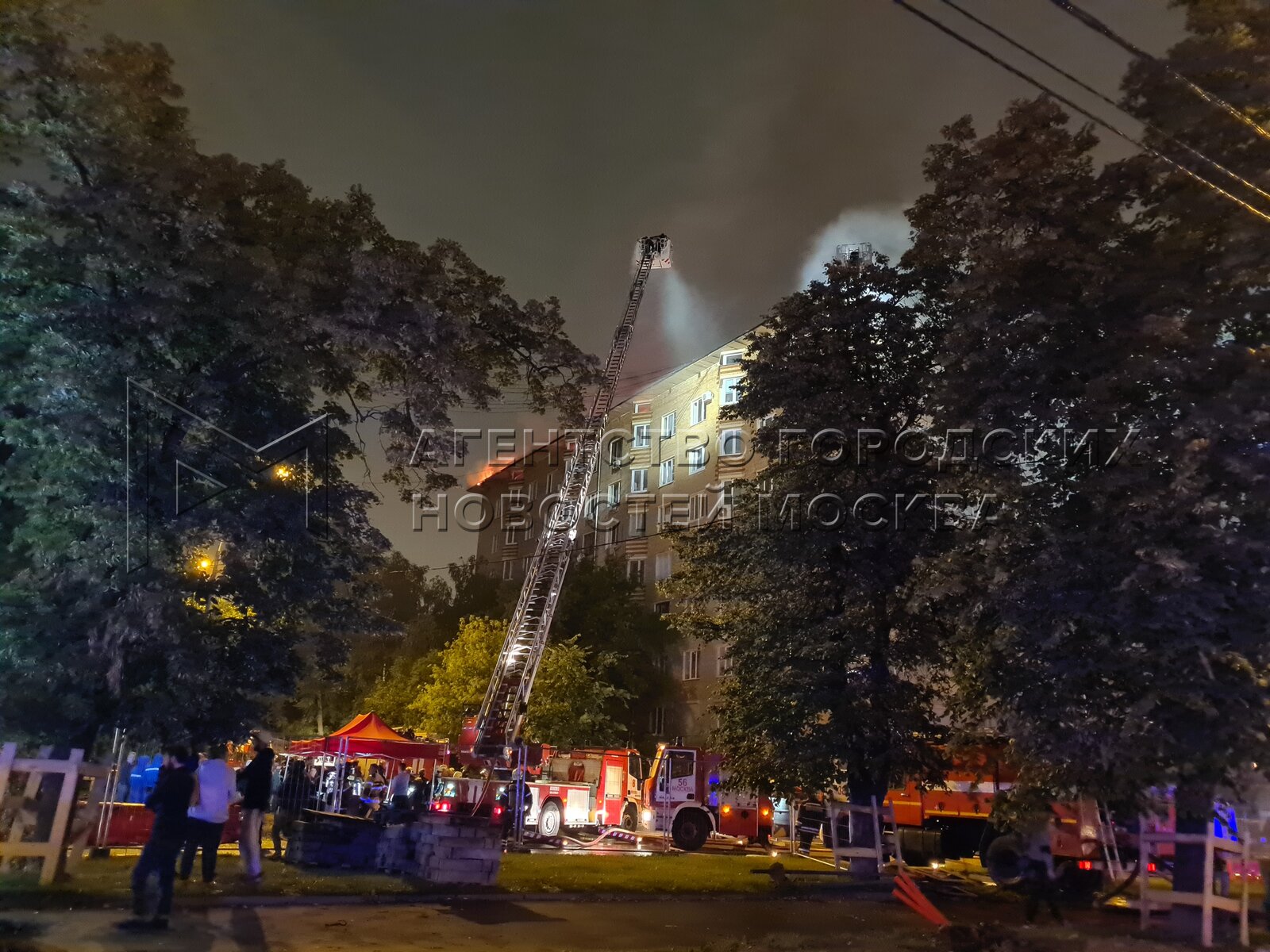 Пожар в москве на ленинском проспекте. Пожар Ленинский проспект 40. Пожар в доме. Ленинский пожар крыша. Проспекты Москвы.