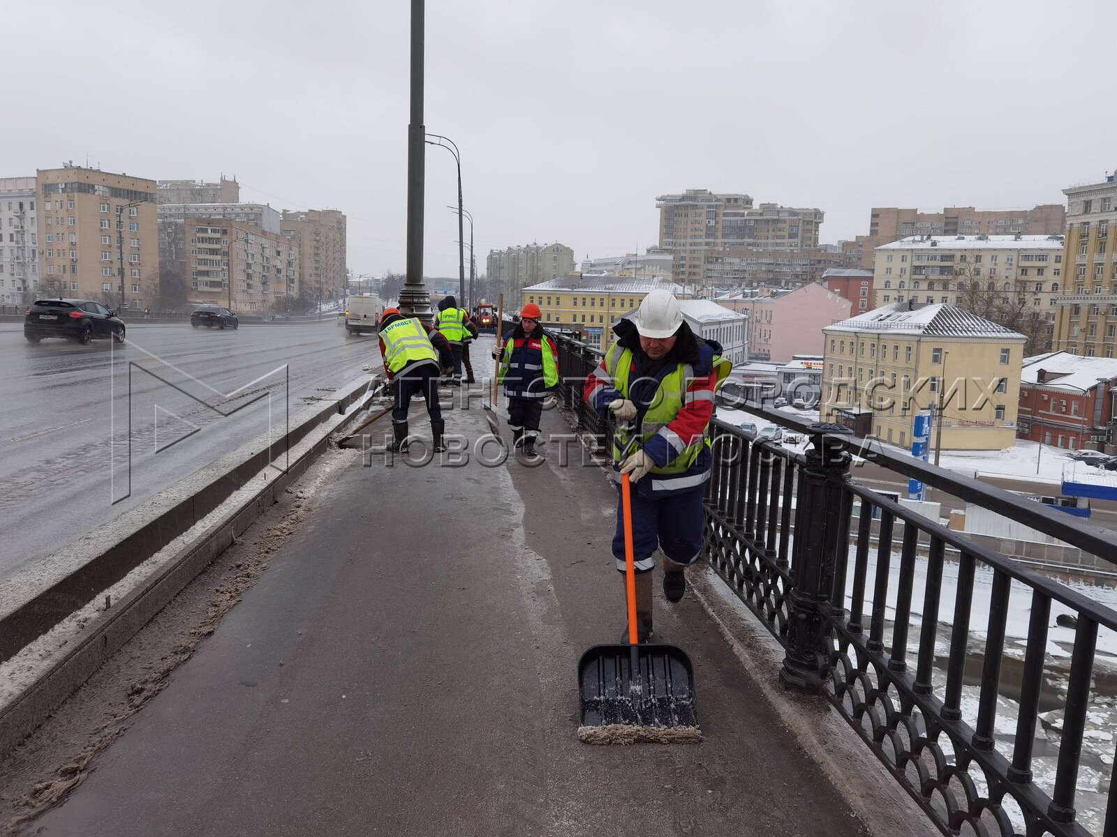 Гормост москва вакансии. Уборка снега. Снежный мост. Снег в Москве. Расчистка снега.