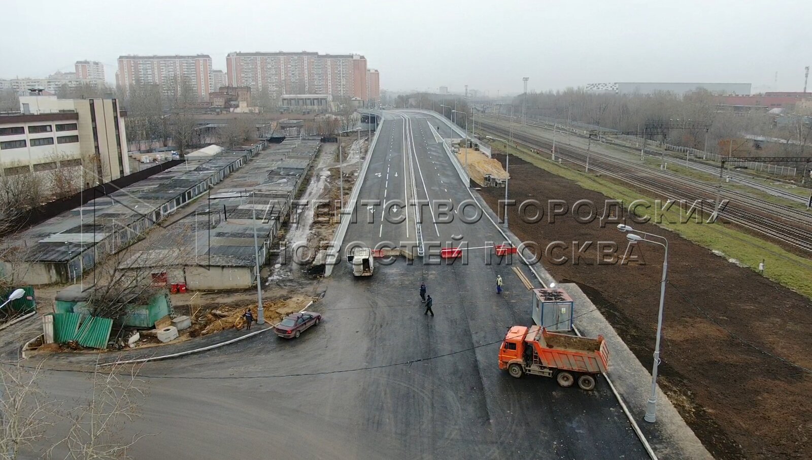 Строительство на улице дорожная