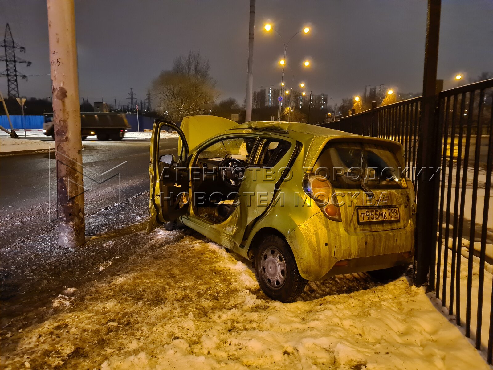 Что случилось в марьино сегодня. Авария на Юго востоке Мерседес влететь в столб.