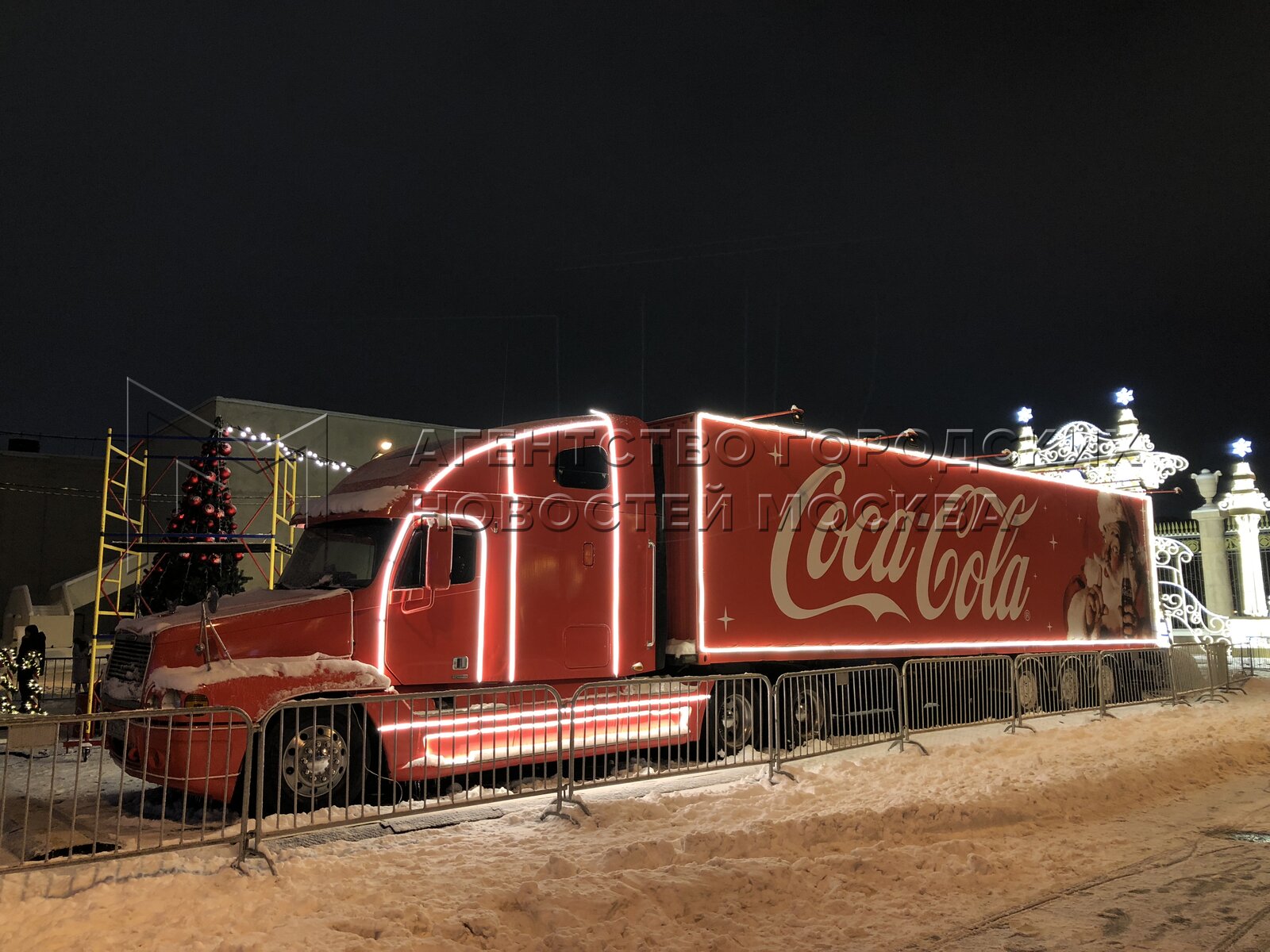 Новогодний грузовик Кока кола