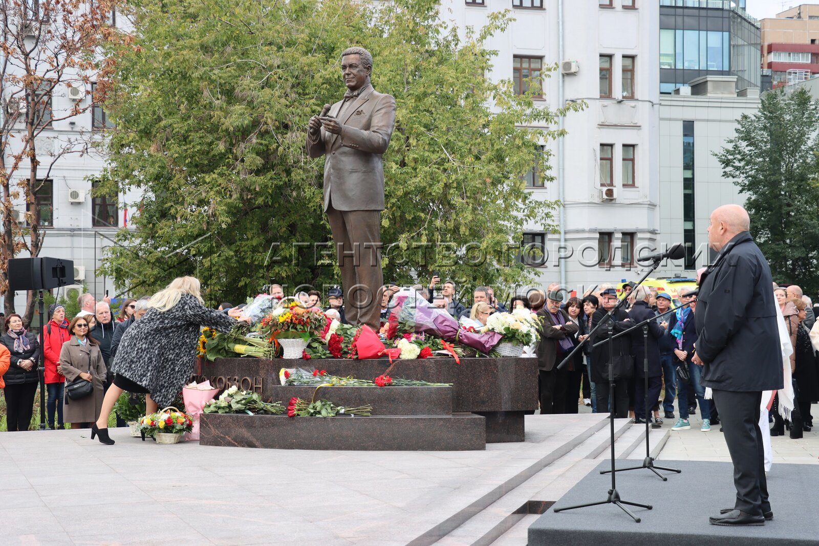 Открытие памятника ульянову. Памятник Кобзону в Москве в оружейном переулке. Памятник Иосифу Кобзону в Москве. Оружейный пер. памятник Кобзону. Памятник на оружейном переулке в Москве.