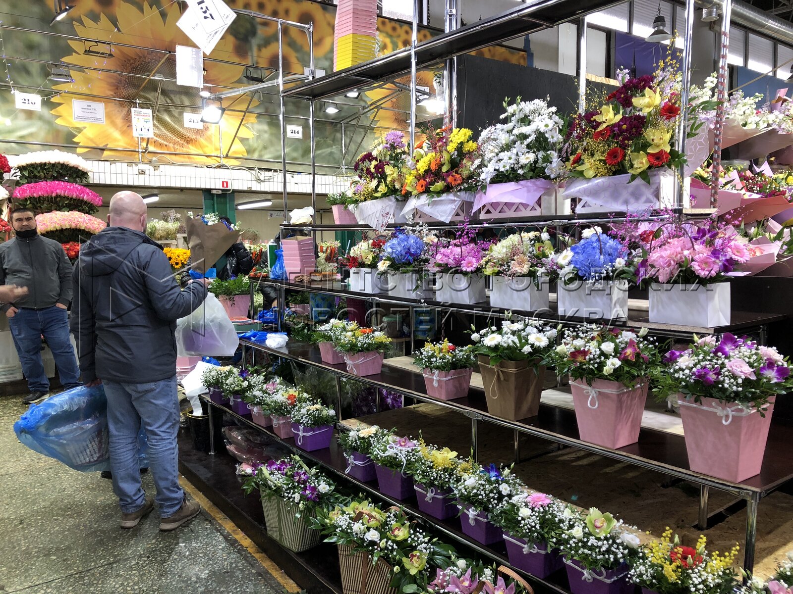 Корзины цветов на Рижском рынке