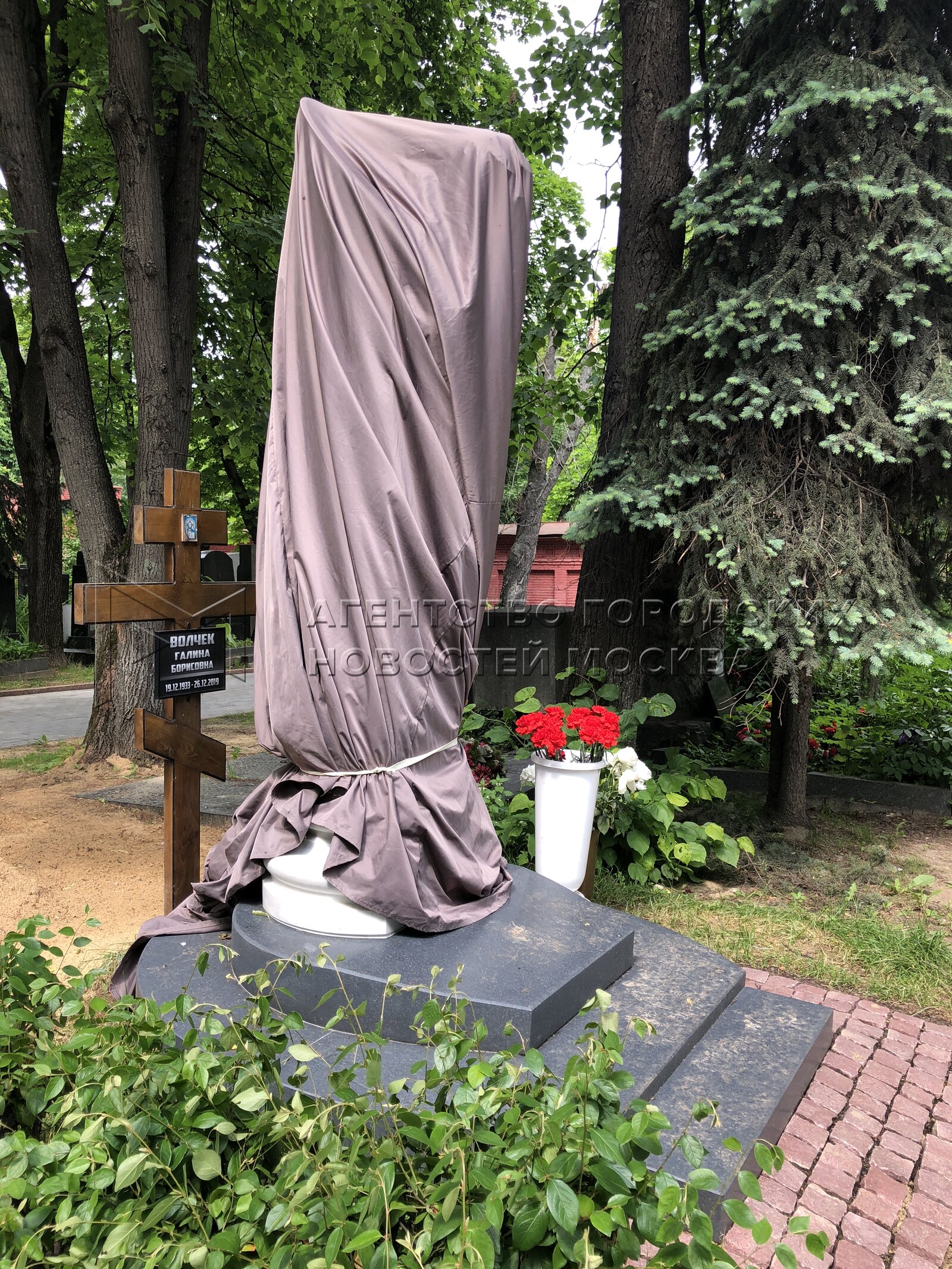 Памятник галине волчек. Памятник Волчек Новодевичье кладбище. Памятник Галины Волчек на Новодевичьем кладбище. Галина Волчек Новодевичье кладбище.